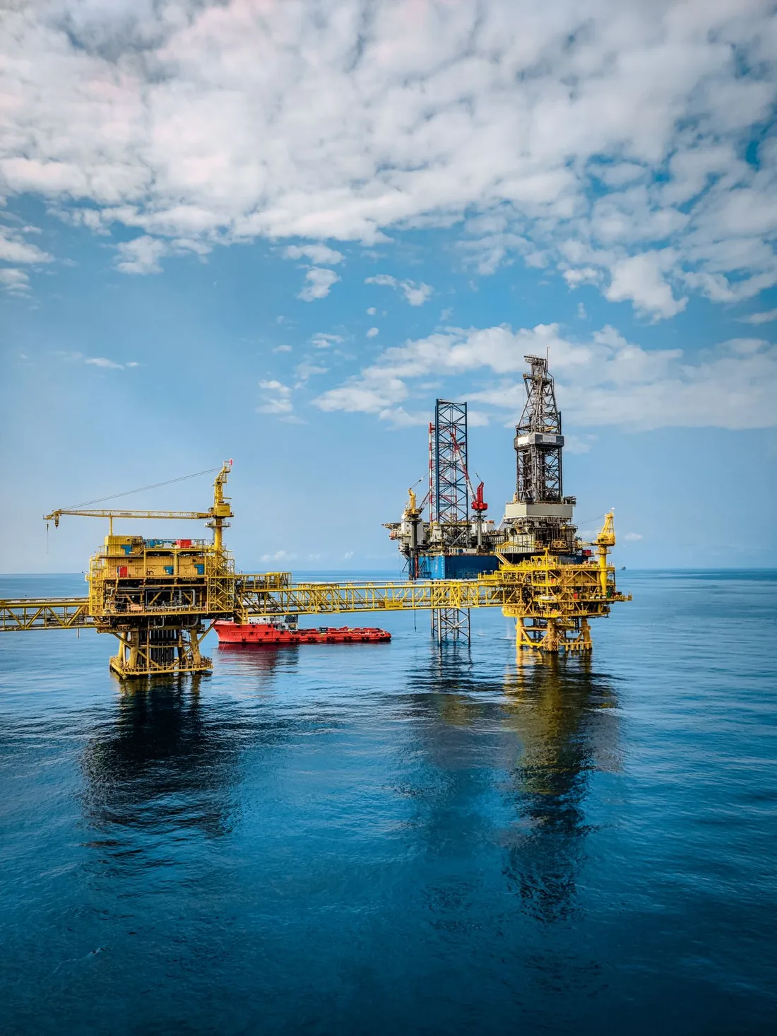 Offshore platform serviced by a supply vessel